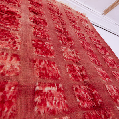 Handwoven Taznakht Moroccan Rug – 100% Wool Red & Beige Checkerboard Carpet – Authentic Berber Artisan Weaving – Warm Geometric Design ; 4,76 ft / 3,12 ft