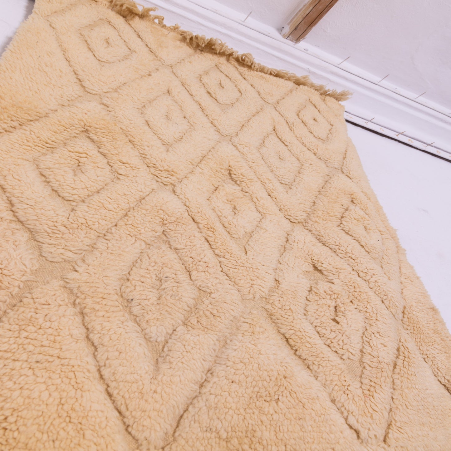 Handwoven Taznakht Moroccan Rug – 100% Wool Beige Diamond Motif Carpet – Luxurious Berber Handmade Rug – Minimalist Boho Style ;  4,43 ft / 3,12 ft
