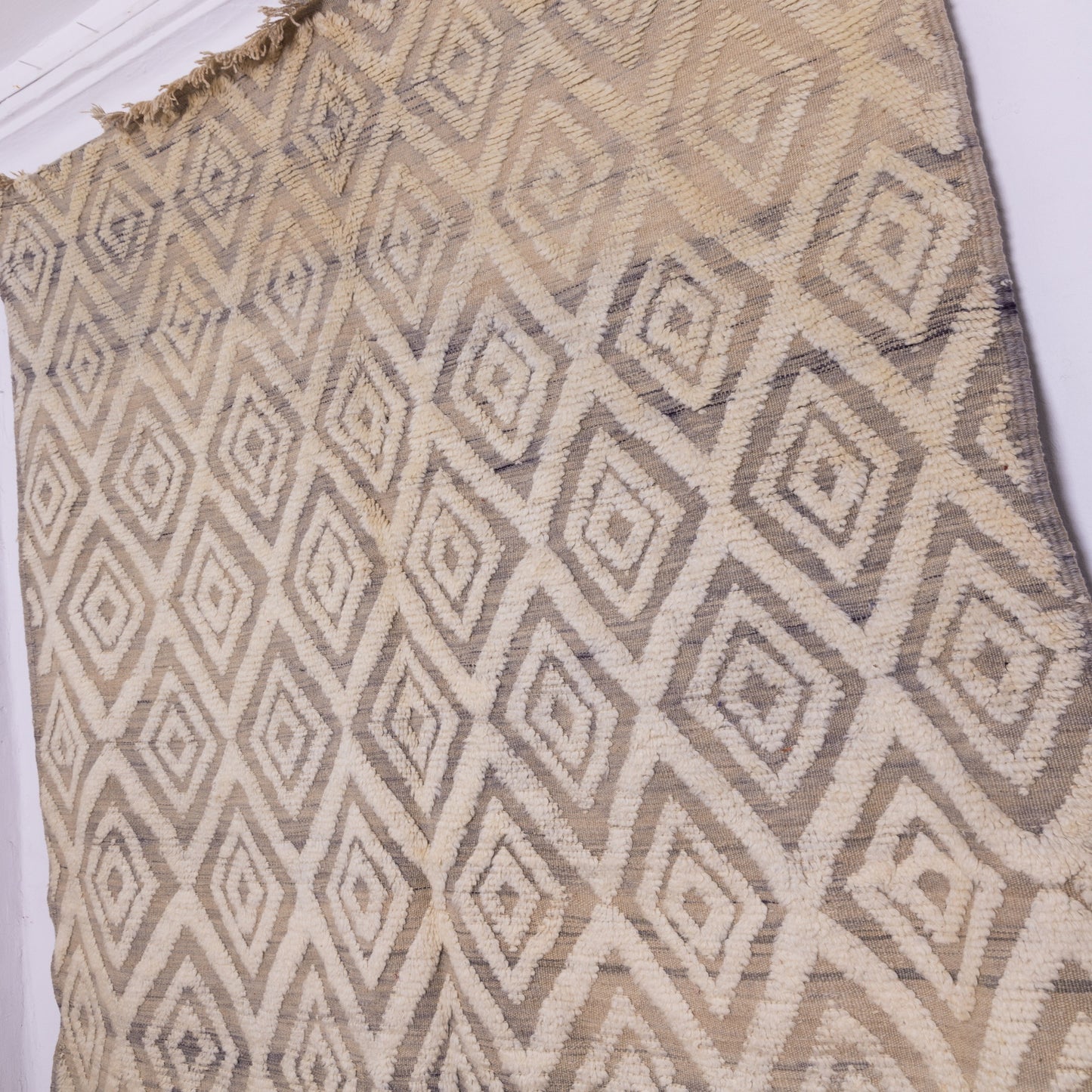 Handwoven Taznakht Moroccan Rug – 100% Wool Beige & Gray Diamond Pattern Carpet – Authentic Berber Tribal Design – High Atlas Artisan Weaving ; 10,01 ft / 6,56 ft