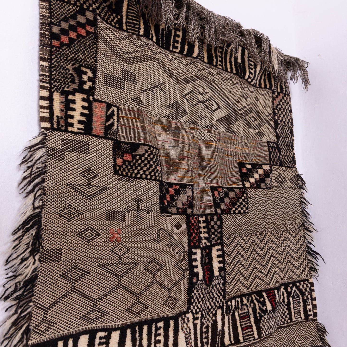 Handwoven Akhnif Rug – Moroccan Berber Artistry in Black & Beige ;  5,25 ft / 3,61 ft