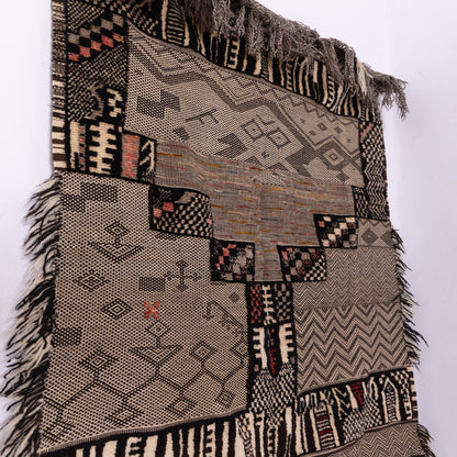 Handwoven Akhnif Rug – Moroccan Berber Artistry in Black & Beige ;  5,25 ft / 3,61 ft