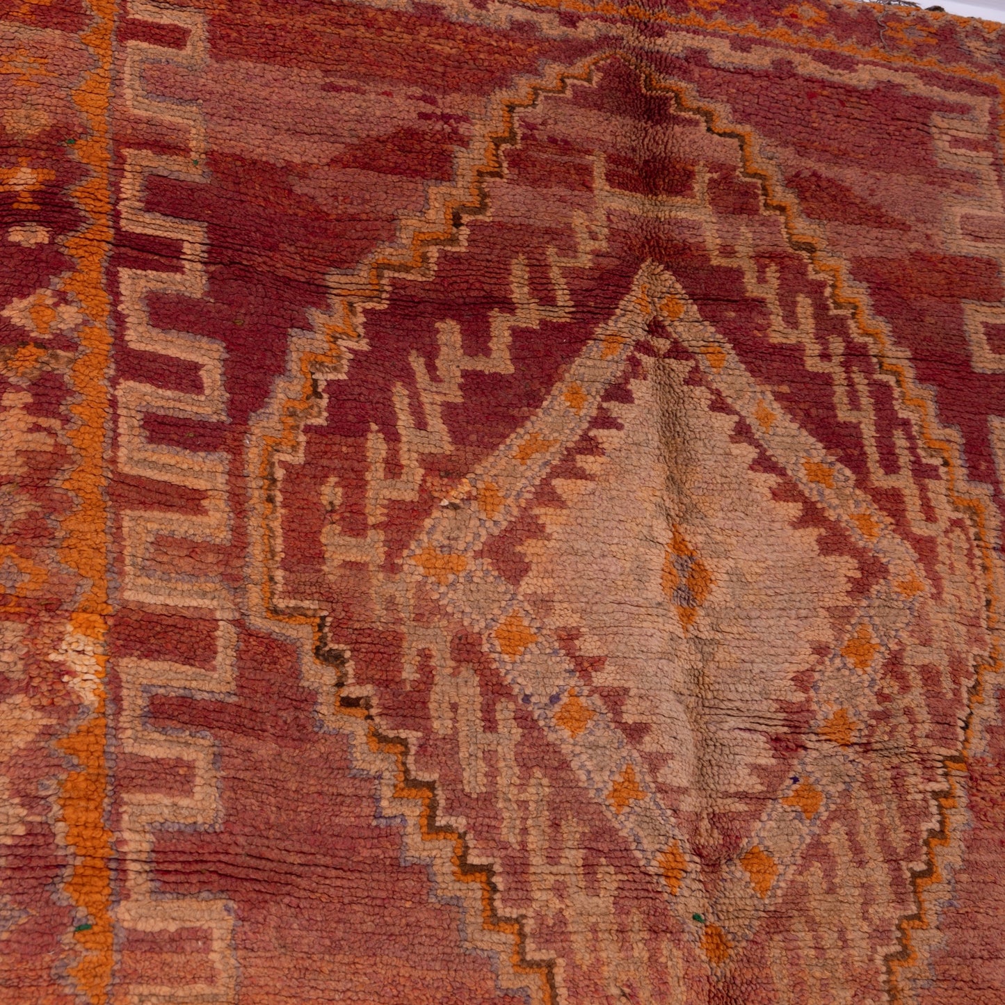 Vintage Moroccan Rehamna Rug – Handwoven Berber Wool Carpet with Geometric Medallion ; 8,20 ft / 4,92 ft