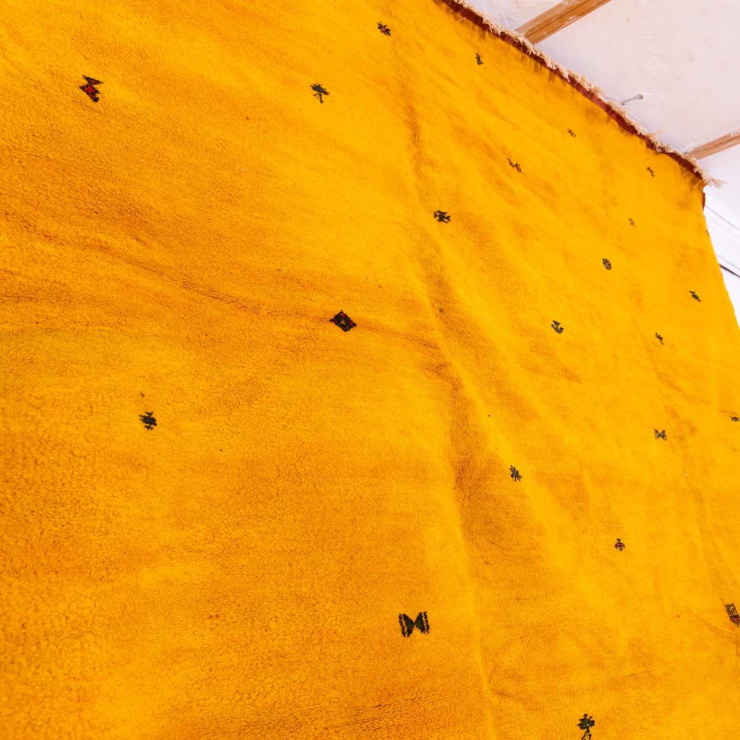 Handwoven Taznakht Moroccan Rug – Golden Yellow Berber Wool Carpet with Minimalist Symbols – 70% Wool, 30% Cotton – Luxurious Bohemian Decor ; 9,68 ft / 9,19 ft