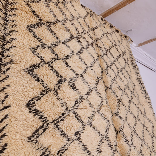 Handwoven Moroccan Beni Ourain Rug – Vintage Wool Berber Carpet – Diamond Lattice with Bold Borders – Cozy & Timeless Home Decor