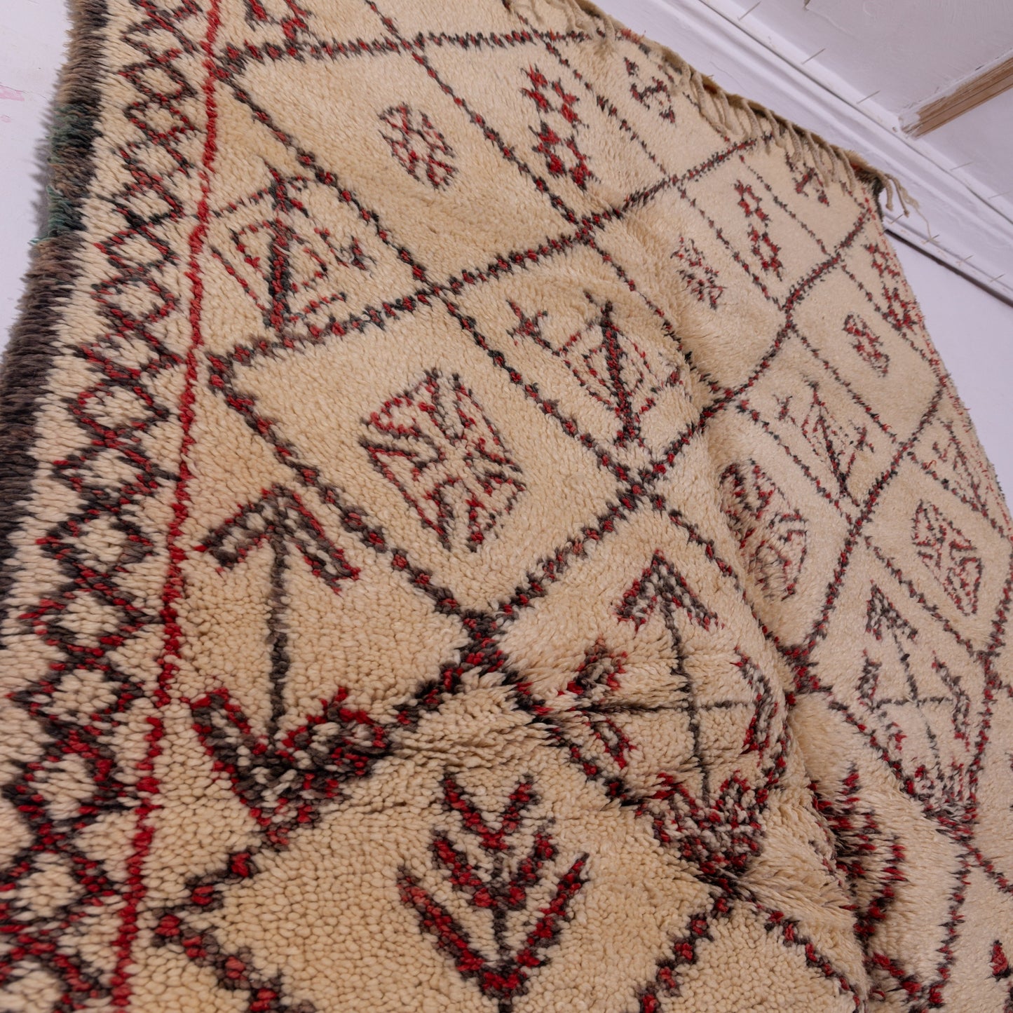 Vintage Moroccan Berber Rug – Handwoven Wool with Tribal Symbols & Red Accents ; 9,68 ft / 5,25 ft