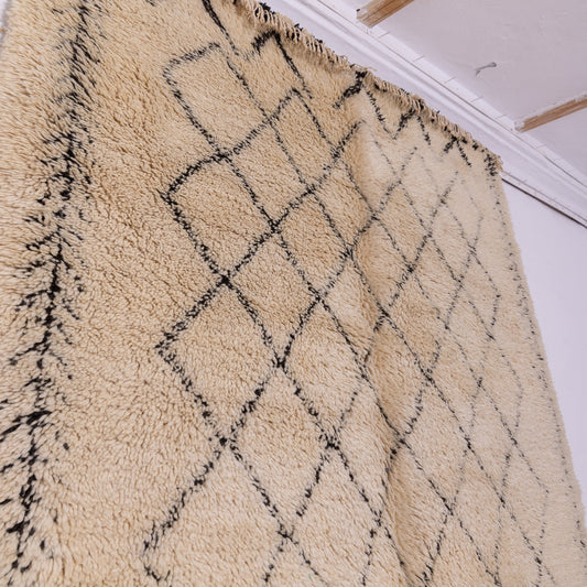 Handwoven Moroccan Beni Ourain Rug – Vintage Wool Berber Carpet – Minimalist Diamond Design