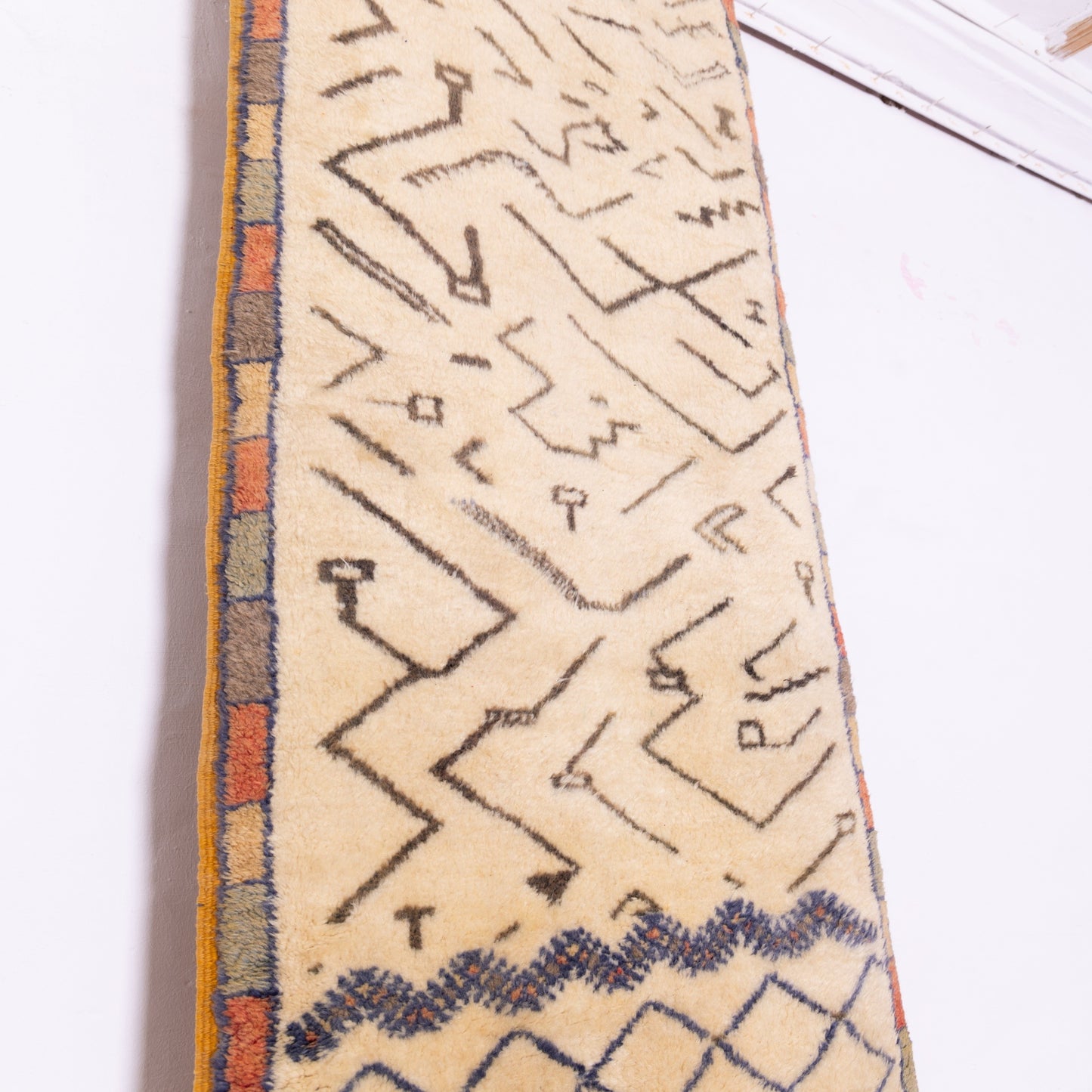 Handwoven Taznakht Moroccan Runner Rug – Beige & Black Berber Hallway Carpet – 70% Wool, 30% Cotton – Unique Tribal Design ; 13,62 ft / 2,46 ft