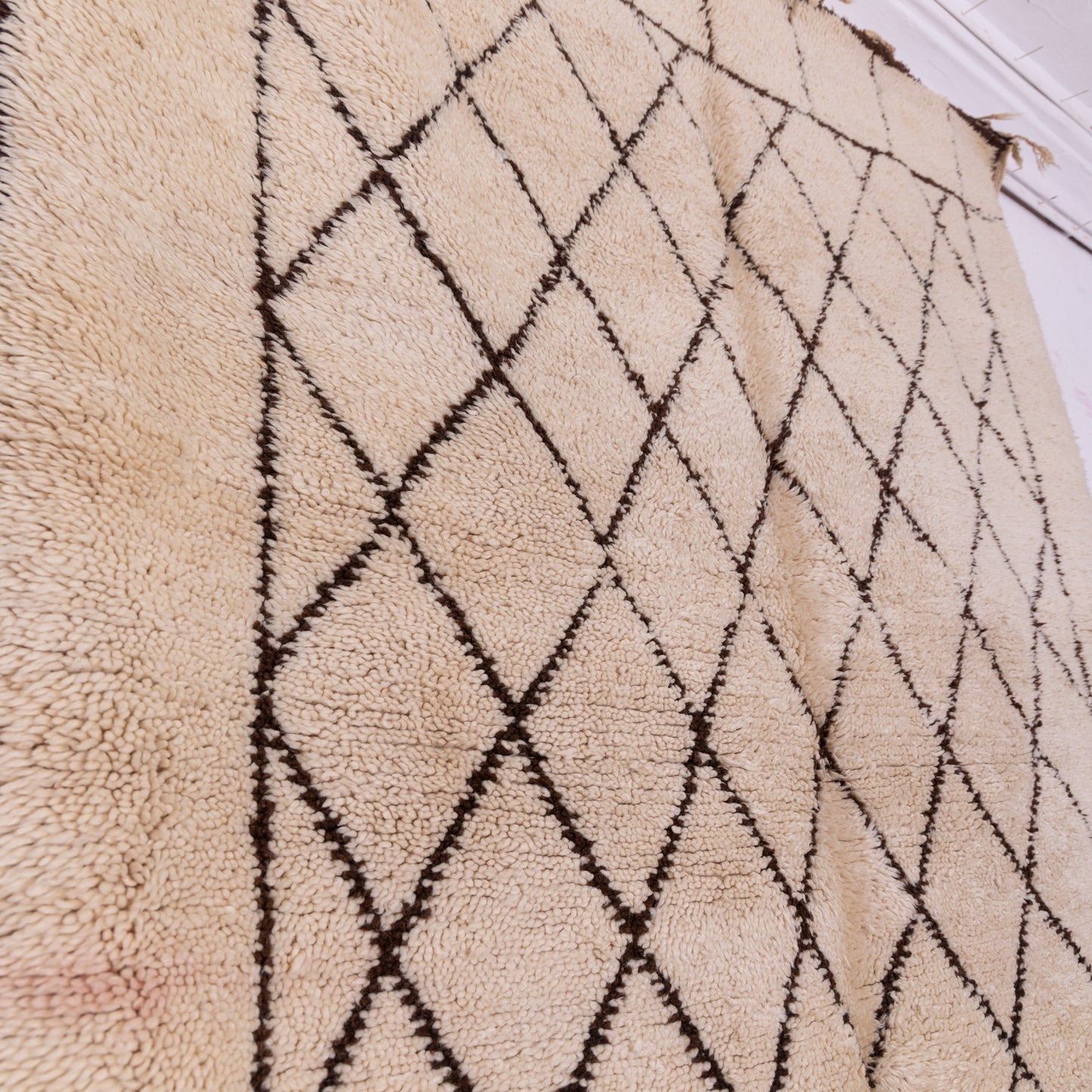 Authentic Moroccan Beni Ourain Rug | Handwoven Wool Berber Carpet with Diamond Grid & Framed Border ;  8,53 ft / 5,58 ft