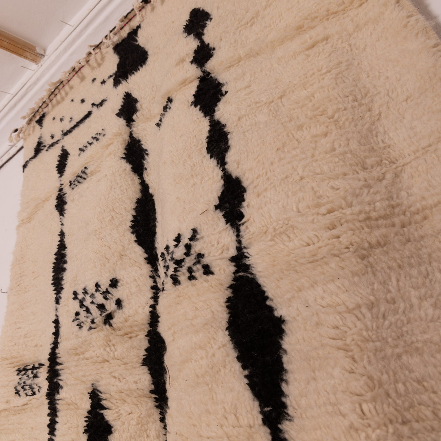 Modern Azilal Rug - Abstract Minimalist Moroccan Rug - Handwoven 80% Wool 20% Cotton - Cream Base with Blue Line Art