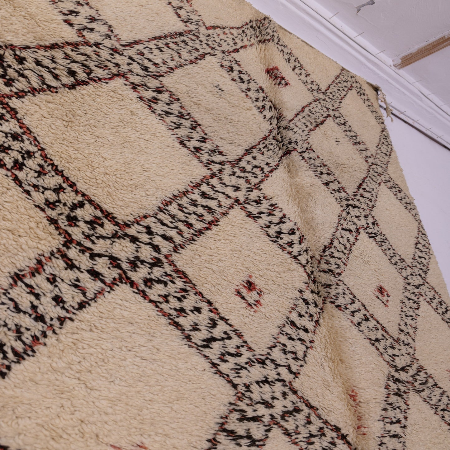 Vintage Moroccan Beni Ourain Rug – Handwoven Wool with Traditional Berber Symbols ; 10,66 ft  / 5,91 ft