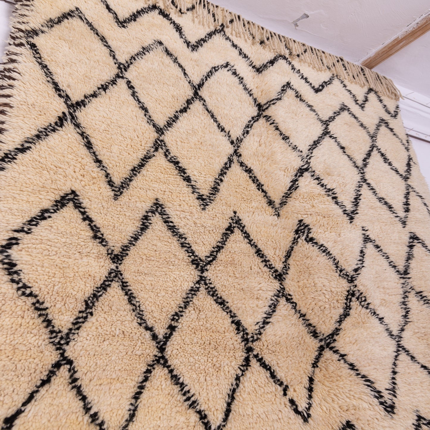 Handwoven Moroccan Berber Rug – Diamond Pattern in Natural Wool ; 8,69 ft  / 5,91 ft