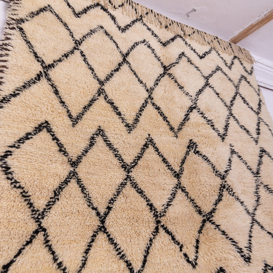 Handwoven Moroccan Berber Rug – Diamond Pattern in Natural Wool