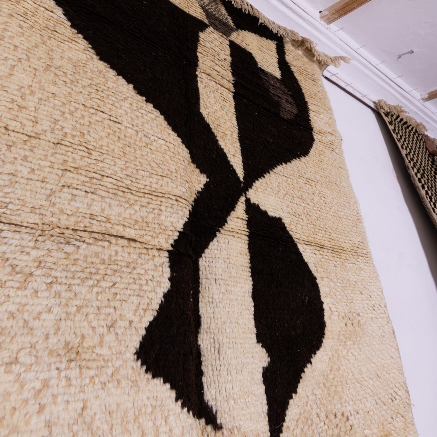 Handwoven Taznakht Moroccan Rug – 100% Wool Cream & Black Abstract Design – Modern Berber Art Rug – Unique Handmade Home Decor ; 8,37 ft / 5,09 ft