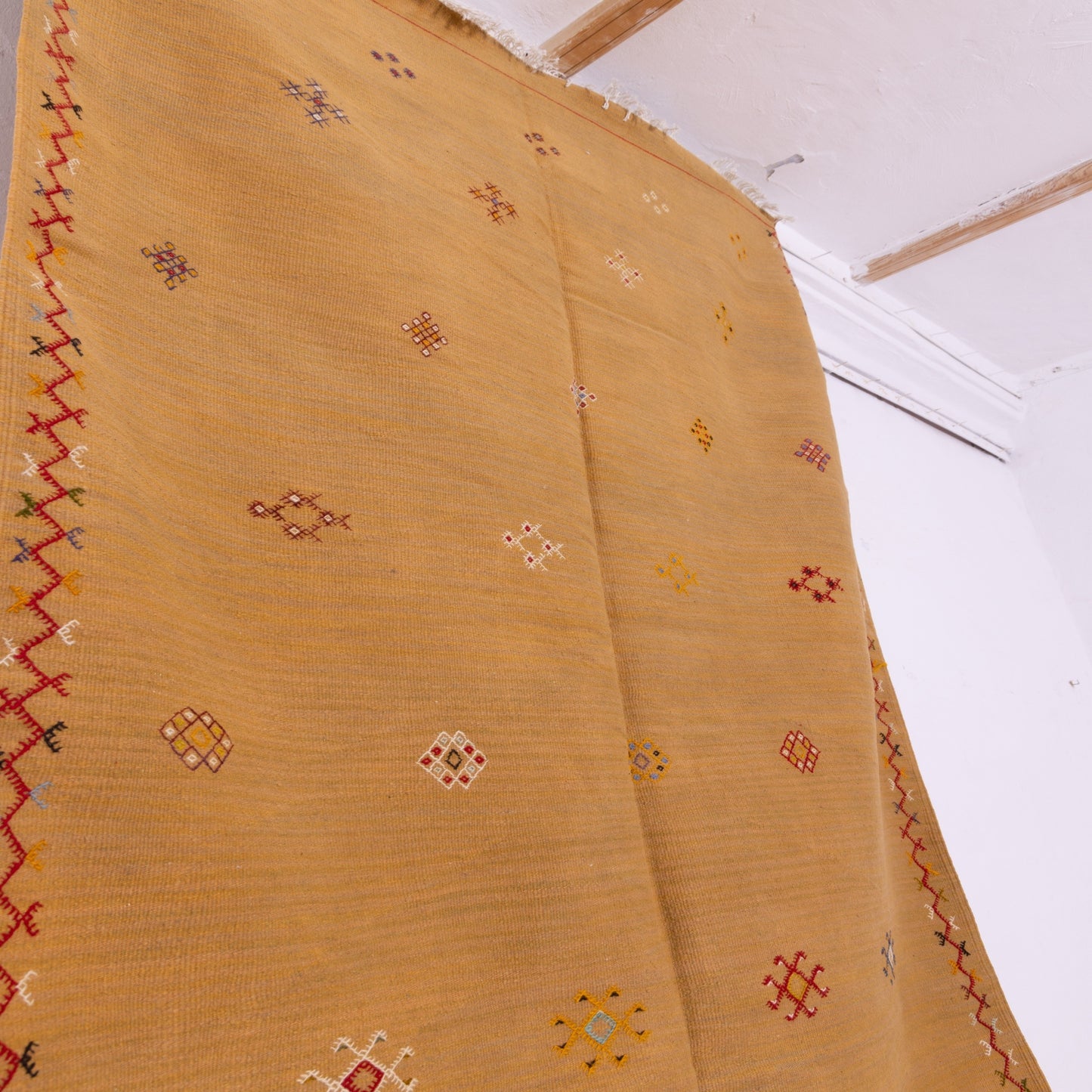 Handwoven Moroccan Akhnif Rug – Golden Berber Wool Carpet ; 8,37 ft / 5,09 ft