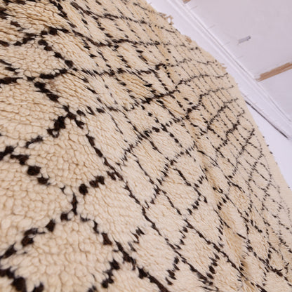 Whispered Grids” – Vintage Moroccan Beni Ourain Runner with Subtle Diamond Mesh