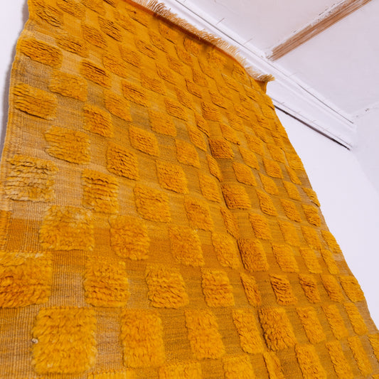 Handwoven Taznakht Moroccan Rug – 100% Wool Golden Yellow Checkerboard Carpet – Authentic Berber Artisan Weaving – Warm Geometric Design