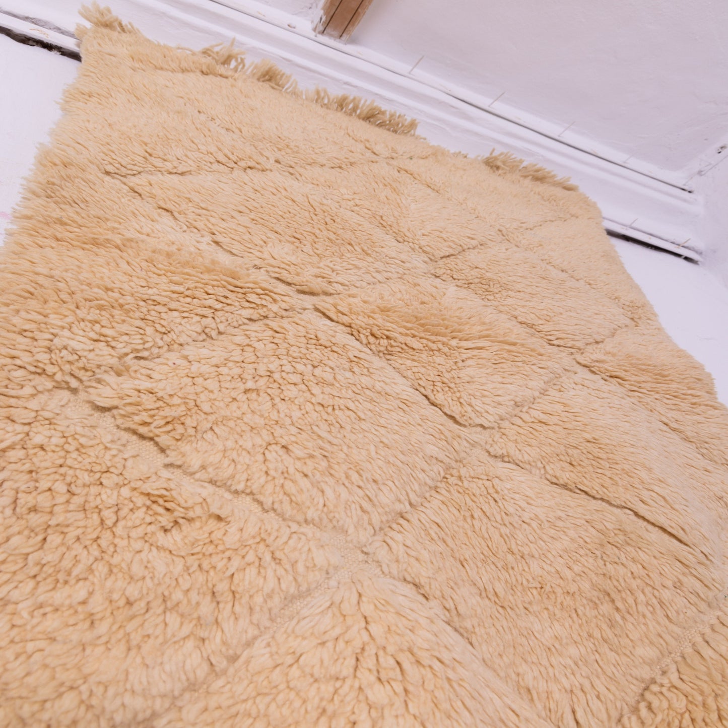 Handwoven Taznakht Moroccan Rug – 100% Wool Beige Diamond Pattern Carpet – Luxurious Plush Berber Rug – Soft Minimalist Design ;  4,27 ft / 3,12 ft