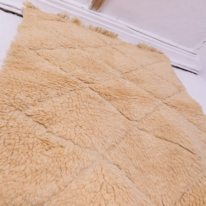 Handwoven Taznakht Moroccan Rug – 100% Wool Beige Diamond Pattern Carpet – Luxurious Plush Berber Rug – Soft Minimalist Design ;  4,27 ft / 3,12 ft