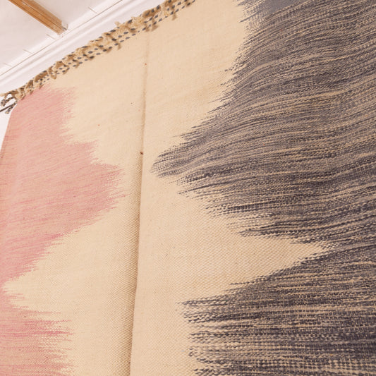 Minimalist Akhnif Rug – Handwoven Moroccan Flatweave with Faded Pink & Charcoal Waves – Modern Berber Wool Tapestry – Large Wall Hanging or Floor Rug