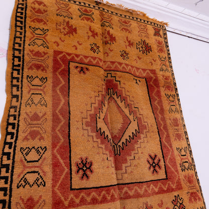 Handwoven Taznakht Moroccan Rug – 100% Wool Berber Carpet – Saffron & Terracotta Tribal Design – Authentic High Atlas Decor ; 8,69 ft / 4,27 ft