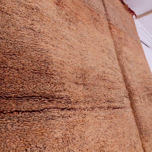 Vintage Moroccan Berber Rug – Handwoven Wool from Moyen Atlas – Earthy Brown with Red Accents – Authentic Beni Mguild Carpet – Bohemian & Rustic Home Decor