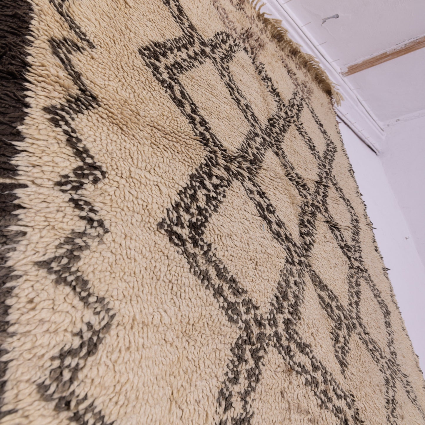 Vintage Moroccan Berber Rug – Handwoven Wool Carpet with Tribal Diamond Patterns ; 8,37 ft / 6,07 ft