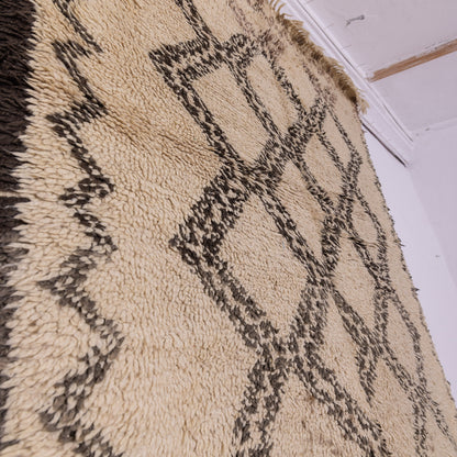 Vintage Moroccan Berber Rug – Handwoven Wool Carpet with Tribal Diamond Patterns ; 8,37 ft / 6,07 ft