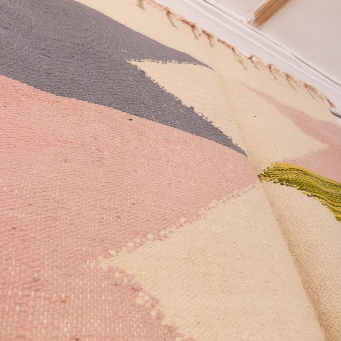 Colorful Akhnif Rug – Handwoven Moroccan Wool Flatweave with Geometric Zigzag Motif – Modern Tribal Tapestry in Orange, Green, Blush & Blue ; 8,04 ft / 4,76 ft