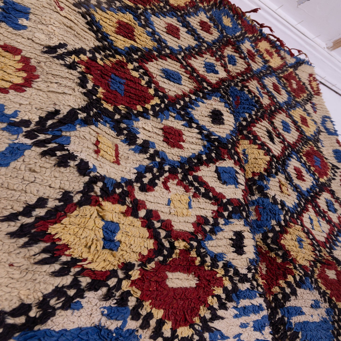 Mountain Echo” – Vintage Azilal Rug with Bold Diamond Motifs