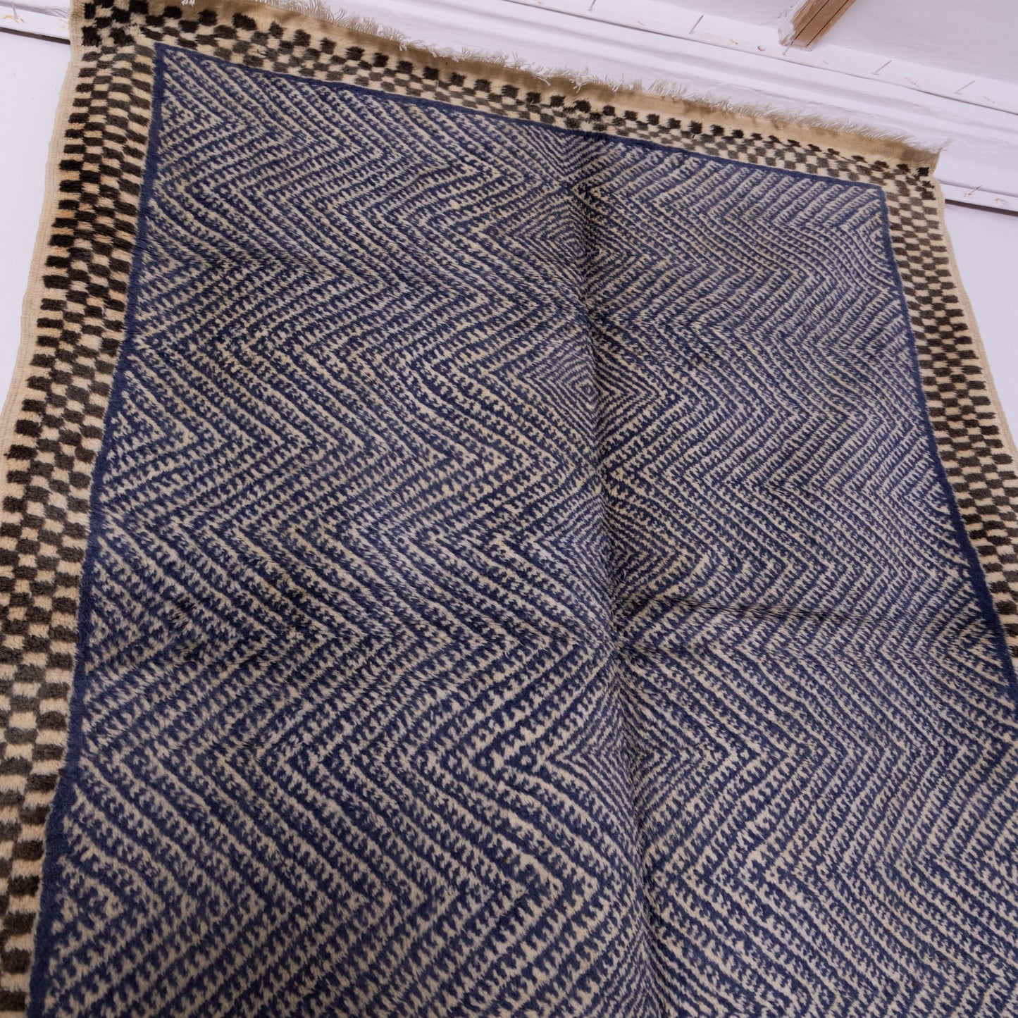 Handwoven Taznakht Moroccan Rug – 100% Wool Black & Blue Geometric Carpet – Authentic Berber Craftsmanship – High Atlas Artisan Weaving ;  8,86 ft / 5,09 ft