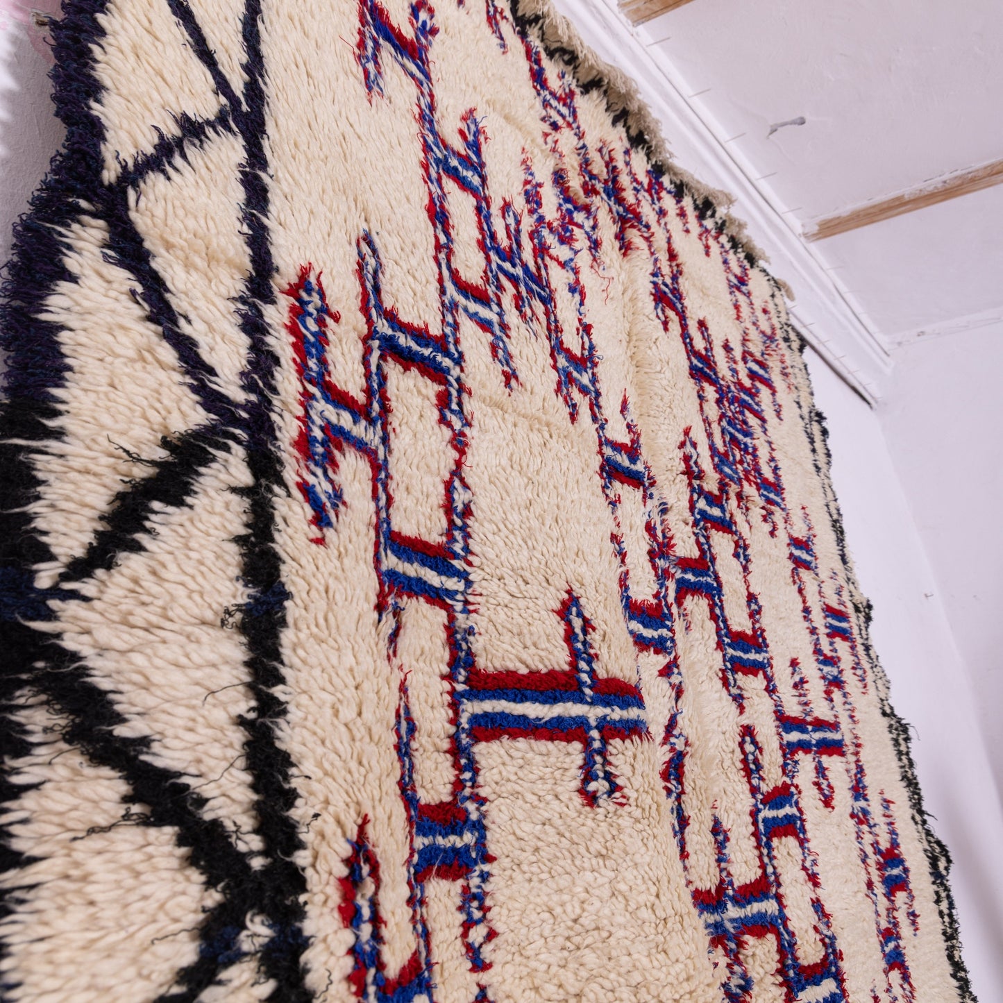 Handwoven Vintage Moroccan Berber Rug – Geometric Tribal Design in Bold Red & Blue ;  8,53 ft  / 6,40 ft