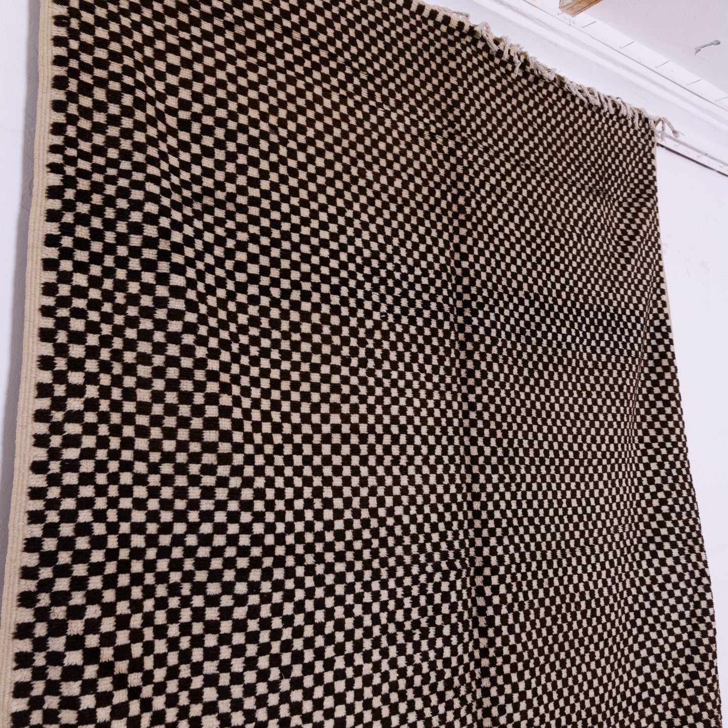 Handwoven Taznakht Moroccan Rug – Black & Beige Checkerboard Wool Blend Carpet – 70% Wool, 30% Cotton – Authentic Berber Rug for Modern & Boho Homes ; 10,66 ft / 6,40 ft