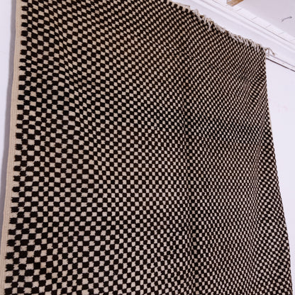 Handwoven Taznakht Moroccan Rug – Black & Beige Checkerboard Wool Blend Carpet – 70% Wool, 30% Cotton – Authentic Berber Rug for Modern & Boho Homes ; 10,66 ft / 6,40 ft
