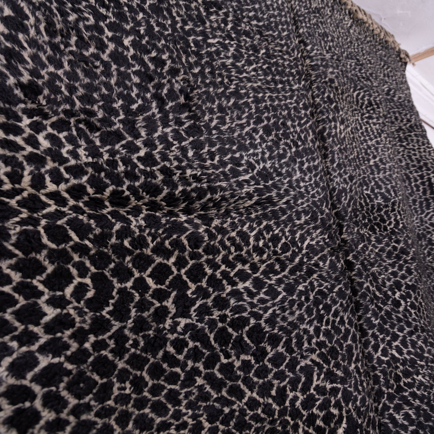 Handwoven Black Moroccan Mrirt Wool Rug – Luxurious Berber Carpet with Abstract Design