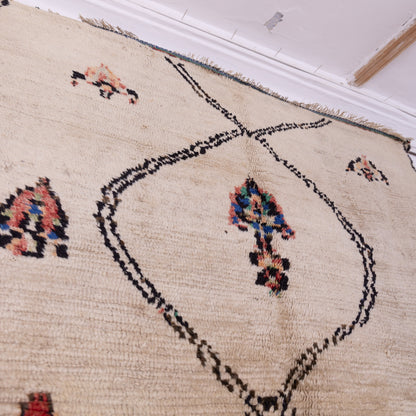 Nomadic Bloom” – Vintage Azilal Rug with Abstract Floral Motifs