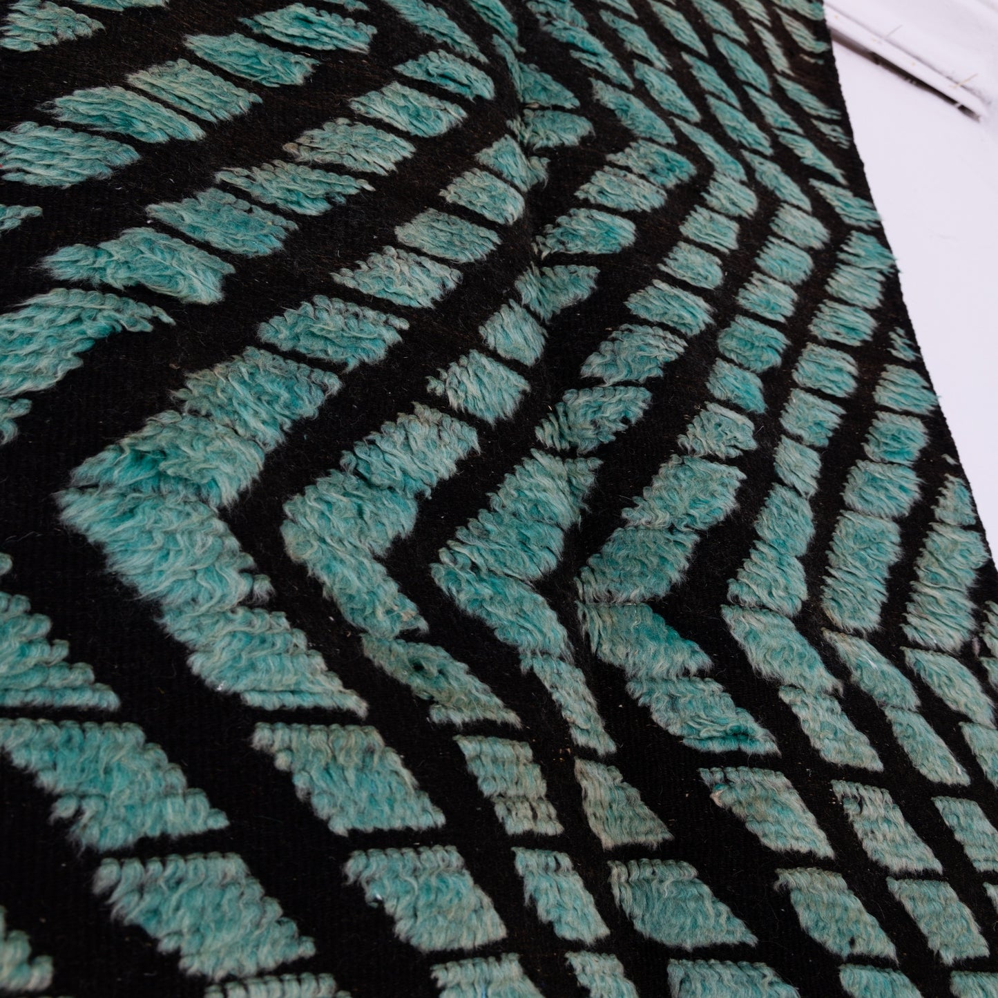 Handwoven Taznakht Moroccan Rug – 100% Wool Green & Black Chevron Carpet – Authentic Berber Artisan Weaving – Bold Geometric Design ;  4,27 ft / 3,12 ft