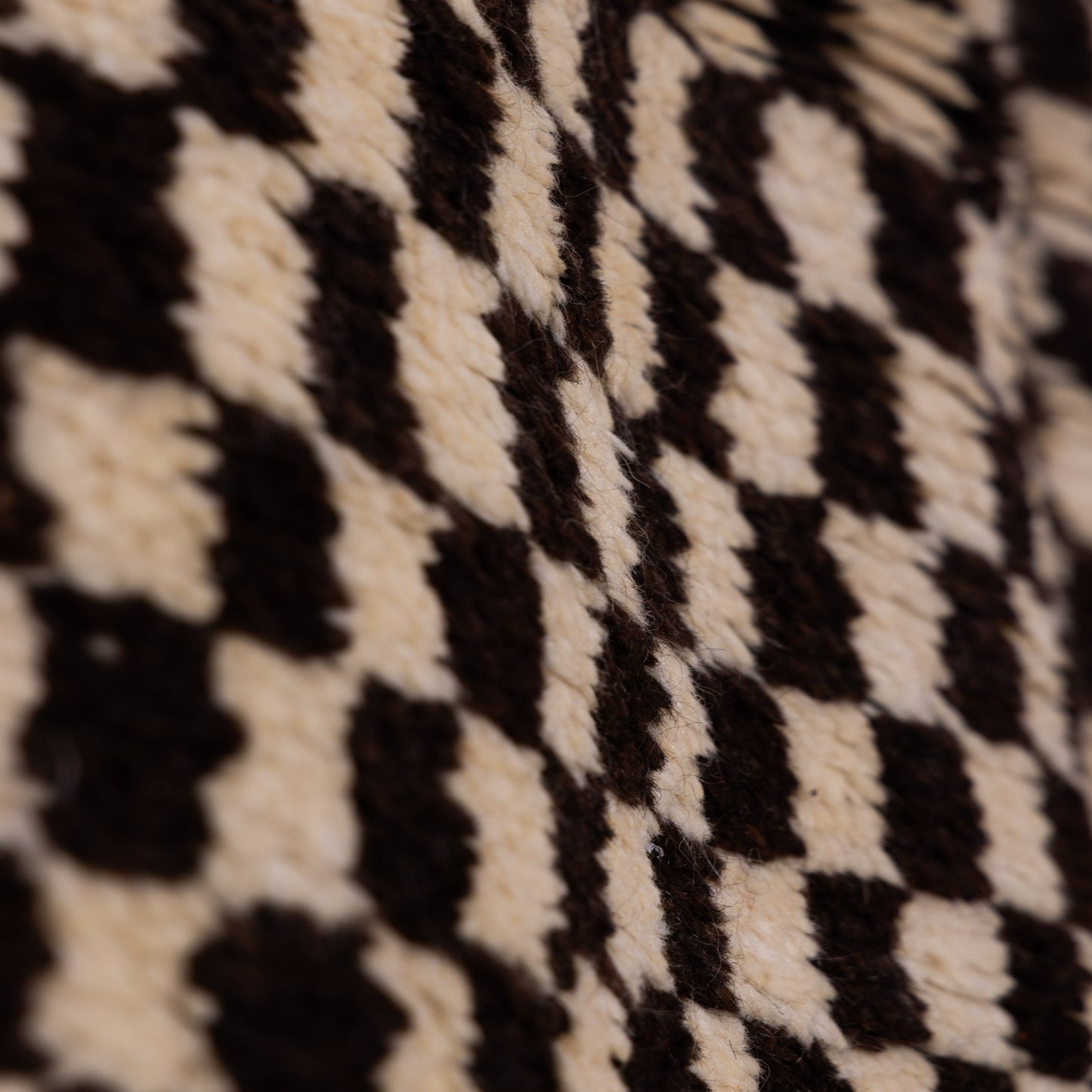 Handwoven Taznakht Moroccan Rug – 100% Wool Black & Beige Checkerboard Carpet – Authentic Berber Craftsmanship – Geometric Minimalist Design ; 7,87 ft / 4,76 ft