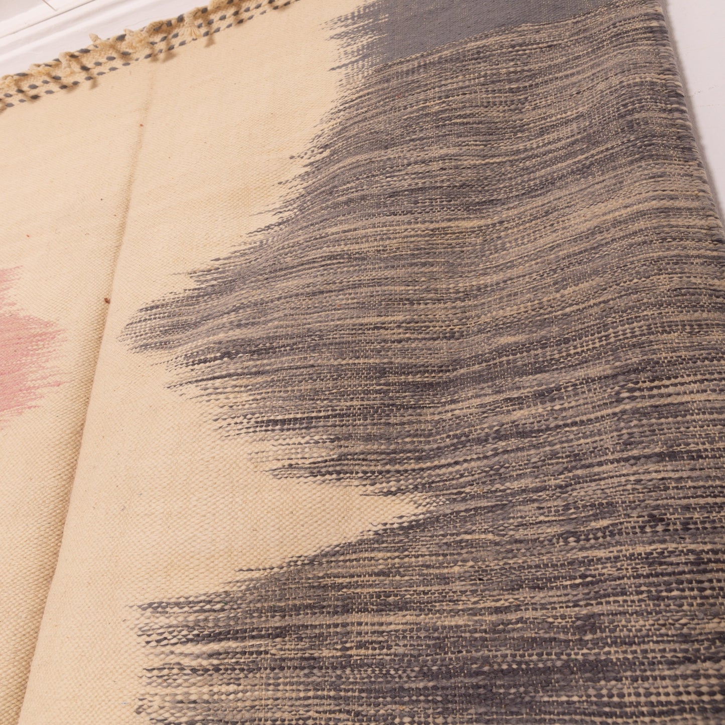 Minimalist Akhnif Rug – Handwoven Moroccan Flatweave with Faded Pink & Charcoal Waves – Modern Berber Wool Tapestry – Large Wall Hanging or Floor Rug ; 9,84 ft / 6,40 ft