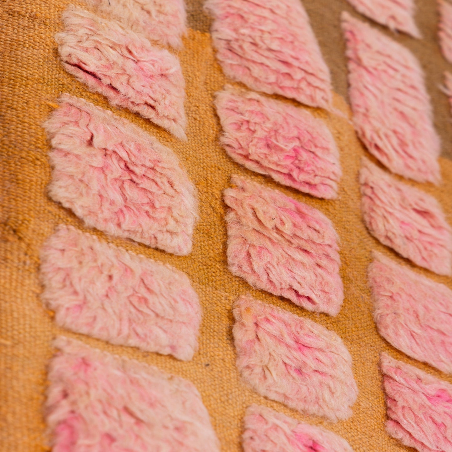 Handwoven Taznakht Moroccan Rug – 100% Wool Pink & Beige Checkerboard Carpet – Authentic Berber Artisan Weaving – Bold Geometric Design ; 5,41 ft / 3,61 ft