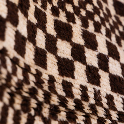 Handwoven Taznakht Moroccan Rug – Black & Beige Striped Checkerboard Wool Blend Carpet – 70% Wool, 30% Cotton – Authentic Berber Tribal Rug ; 8,53 ft / 4,43 ft
