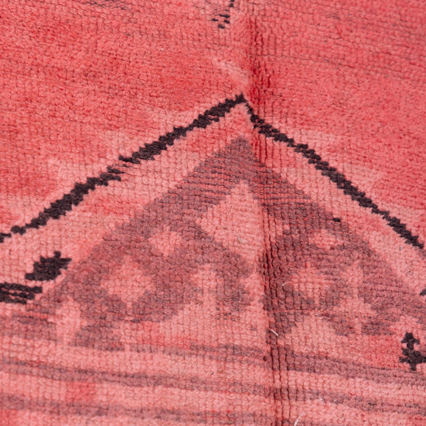 Vintage Moroccan Rehamna Rug - Timeless Red & Black Berber Wool Carpet ; 10,17 ft /  4,92 ft