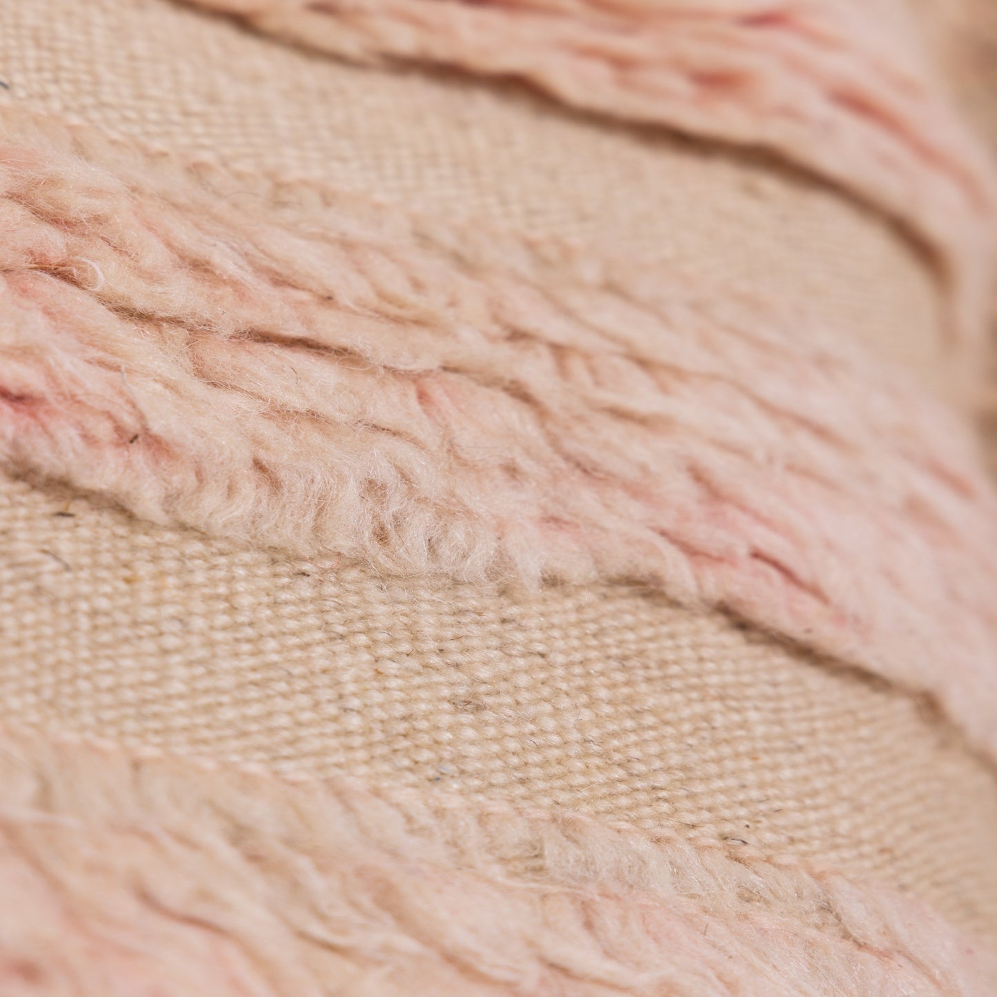 Handwoven Taznakht Moroccan Rug – 100% Wool Beige & Soft Pink Striped Carpet – Authentic Berber Artisan Weaving – Subtle Minimalist Design ; 6,89 ft / 3,94 ft