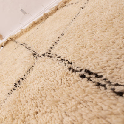 Minimalist Beni Ourain Moroccan Rug | Handwoven Wool Area Rug | Cream with Black Diamond Pattern | Authentic Berber Carpet | 100% Wool ;  9,35 ft / 5,09 ft