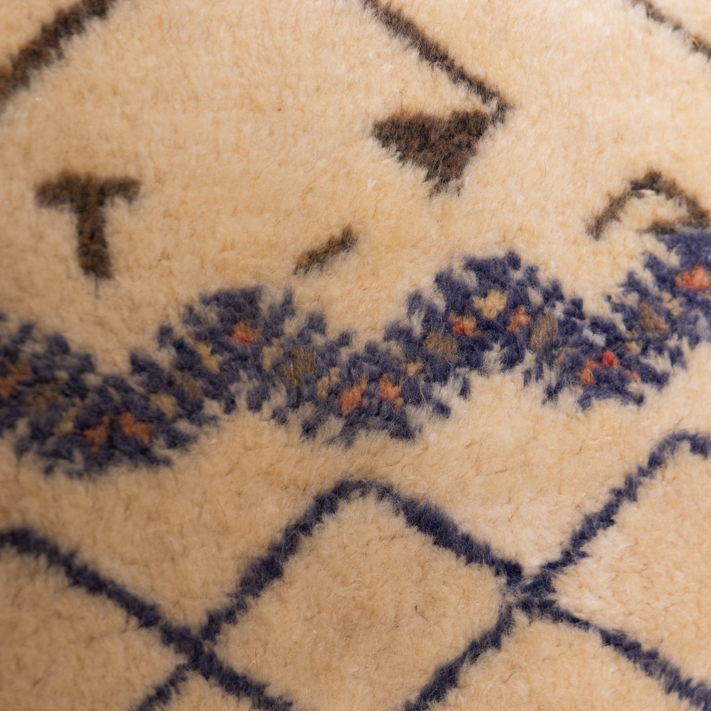 Handwoven Taznakht Moroccan Runner Rug – Beige & Black Berber Hallway Carpet – 70% Wool, 30% Cotton – Unique Tribal Design ; 13,62 ft / 2,46 ft