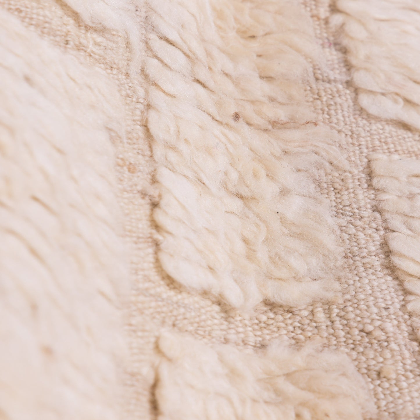 Handwoven Taznakht Moroccan Rug – 100% Wool Cream & Beige Textured Carpet – Authentic Berber Artisan Weaving – Minimalist Geometric Design ; 4,92 ft / 3,28 ft