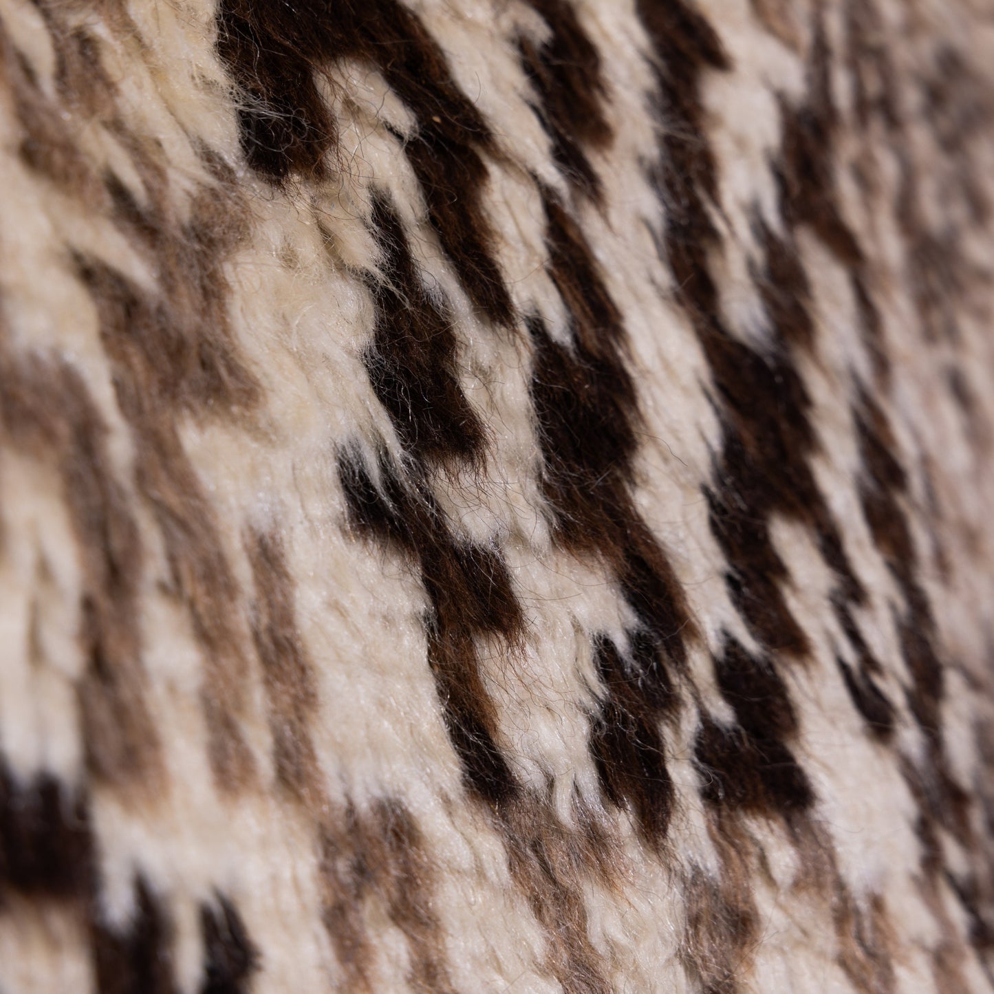 Handwoven Taznakht Moroccan Rug – 100% Wool Black & Beige Abstract Pattern – Authentic Berber Artisan Carpet – Unique Textured Design ; 8,37 ft / 5,25 ft