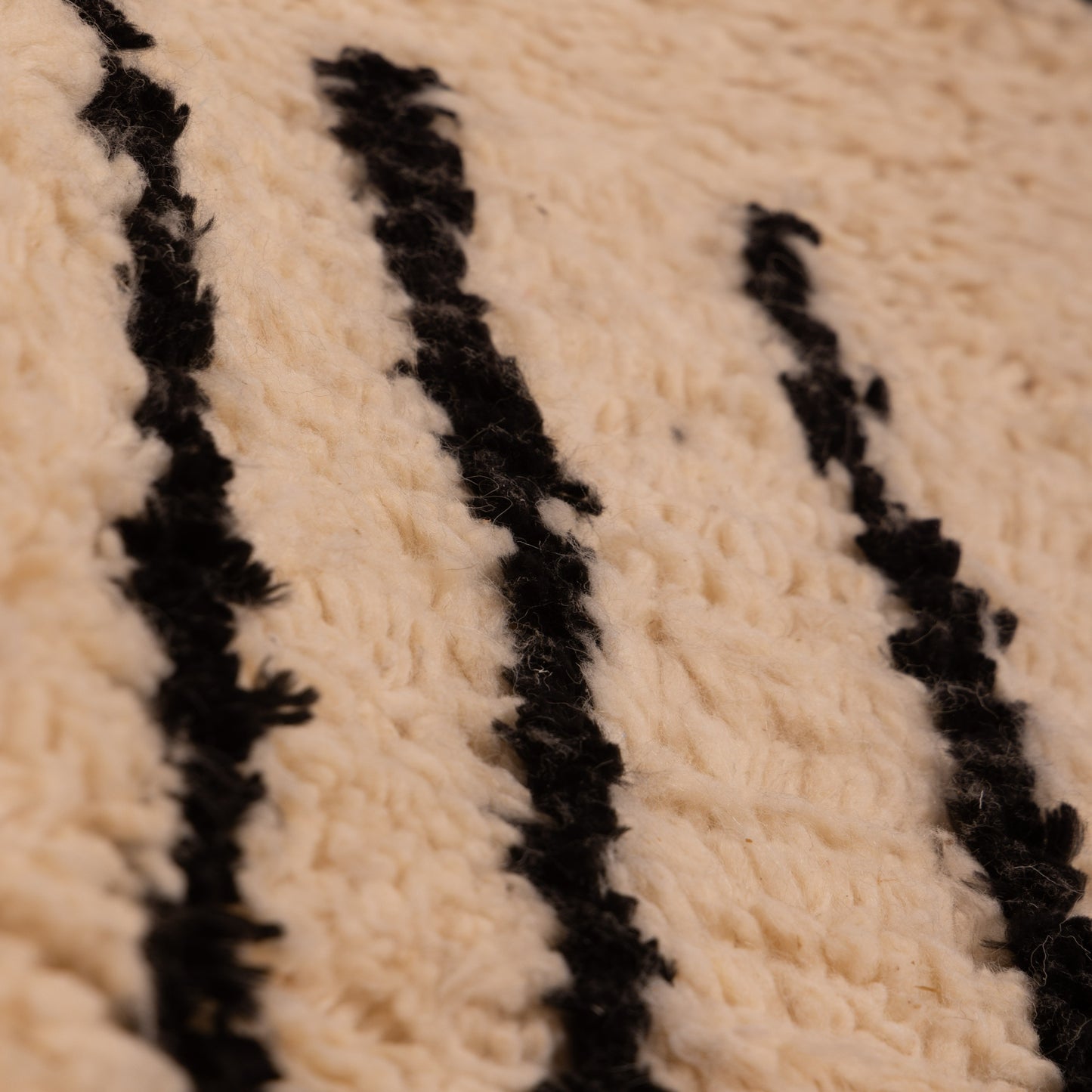 Modern Azilal Rug - Minimalist Moroccan Berber Carpet - 80% Wool 20% Cotton - Neutral Abstract Lines