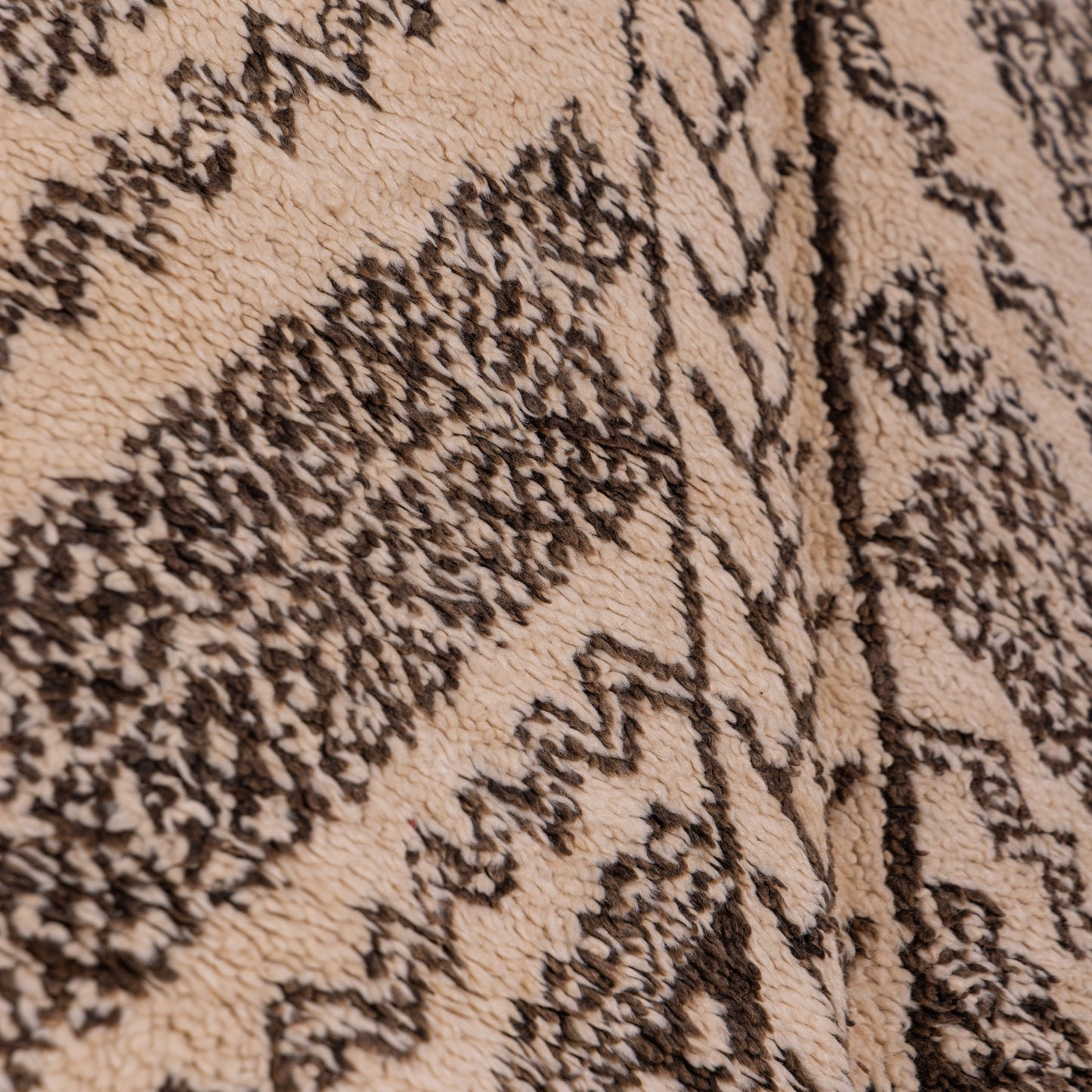 Vintage Moroccan Berber Rug – Handwoven Wool Carpet with Unique Chevron Tribal Pattern ; 11,81 ft / 6,56 ft