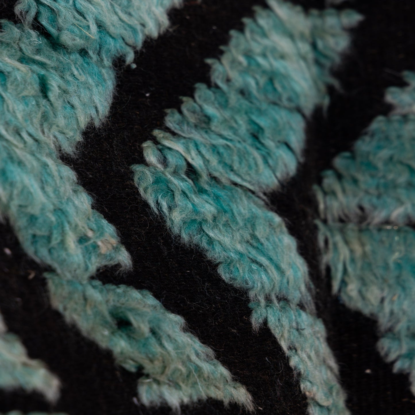 Handwoven Taznakht Moroccan Rug – 100% Wool Green & Black Chevron Carpet – Authentic Berber Artisan Weaving – Bold Geometric Design ;  4,27 ft / 3,12 ft