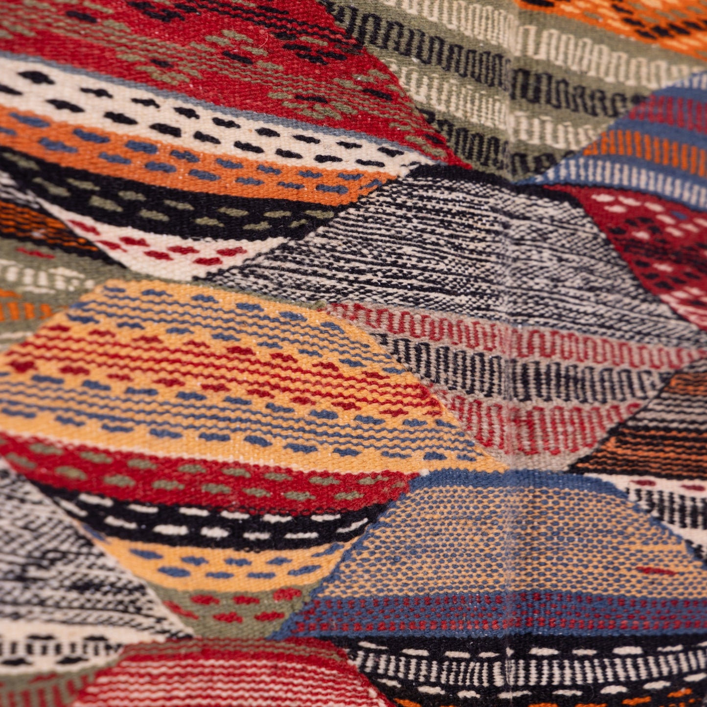 Handwoven Moroccan Akhnif Rug – A Stunning Tapestry of Colors ; 5,25 ft / 4,59 ft